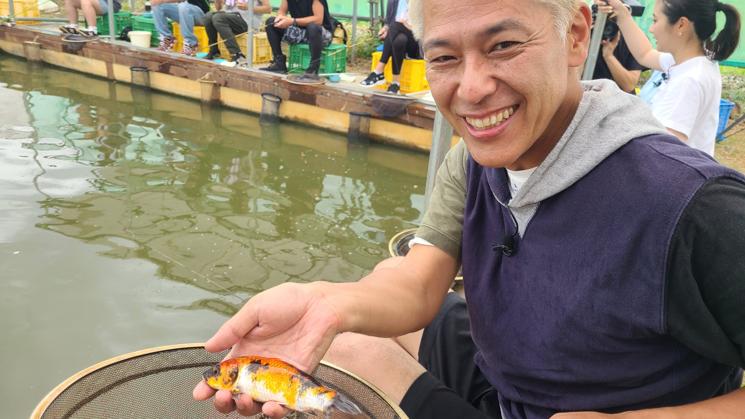 ファミリー釣り堀ならまかせろ！夏休みの子どもたちが集まる釣り堀で、色鮮やかな鯉釣りに挑戦!たくさん遊んだ後は、併設カフェで休憩も!